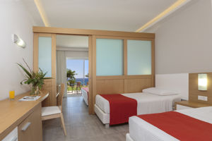 Woonvoorbeeld familiekamer met zeezicht