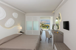 Woonvoorbeeld superior familiekamer met zeezicht