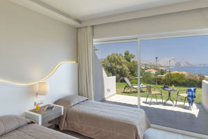 Woonvoorbeeld superior familiekamer met zeezicht