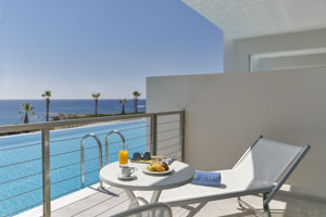 Woonvoorbeeld executive familiekamer met gedeeld zwembad en zeezicht