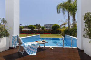 Woonvoorbeeld junior suite met privÃ© zwembad