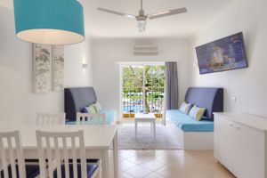 Woonvoorbeeld 2-kamer appartement met zwembadzicht