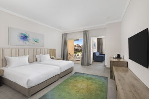 Woonvoorbeeld familiekamer premium zwembadzicht