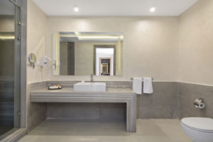 Woonvoorbeeld familiekamer premium zwembadzicht