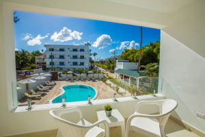 Woonvoorbeeld standaardkamer strand/zwembadzicht