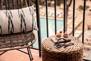 Woonvoorbeeld standaardkamer zwembadzicht