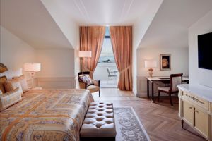 Woonvoorbeeld premier Versace club room met uitzicht op de stad