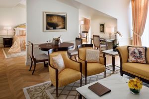 Woonvoorbeeld premier Versace club room met uitzicht op de stad