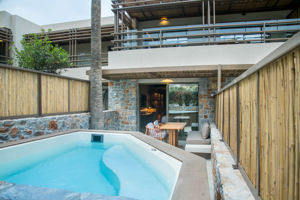 Woonvoorbeeld standaardkamer tuinzicht en bubbelbad