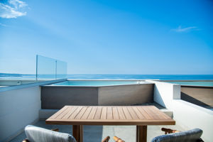 Woonvoorbeeld standaardkamer zeezicht en bubbelbad