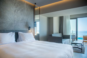 Woonvoorbeeld standaardkamer zeezicht en prive zwembad