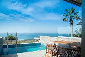 Woonvoorbeeld standaardkamer zeezicht en prive zwembad