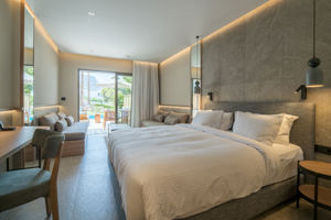 Woonvoorbeeld familiekamer tuinzicht en prive zwembad