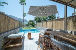 Woonvoorbeeld familiekamer tuinzicht en prive zwembad