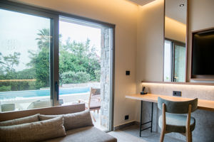 Woonvoorbeeld sanctuary suite met zeezicht en prive zwembad