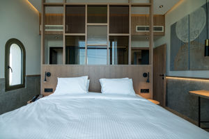 Woonvoorbeeld signature suite met zeezicht en bubbelbad