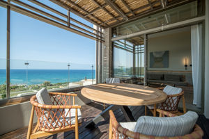 Woonvoorbeeld signature suite met zeezicht en bubbelbad