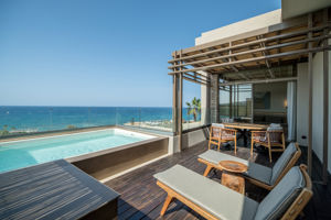 Woonvoorbeeld signature suite met zeezicht en bubbelbad