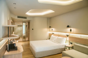 Woonvoorbeeld standaard familiekamer privÃ©zwembad tuinzicht