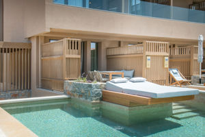 Woonvoorbeeld standaard familiekamer privÃ©zwembad tuinzicht