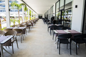 hoofdrestaurant met terras