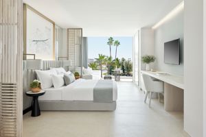 Woonvoorbeeld junior suite zwembadzicht