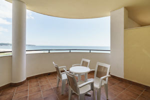 Woonvoorbeeld familiekamer met zeezicht