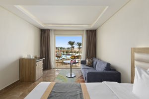 Woonvoorbeeld standaardkamer met zwembadzicht