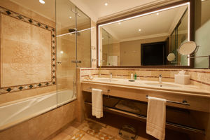 Woonvoorbeeld Junior Suite met zwembadzicht