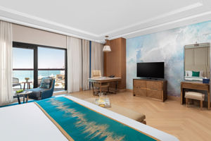 Woonvoorbeeld familiekamer met zeezicht