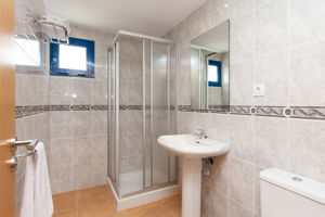 Woonvoorbeeld 3-kamerappartement (family) met zwembadzicht