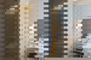 Woonvoorbeeld junior suite zwembadzicht