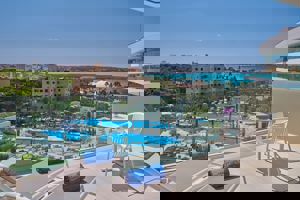 Woonvoorbeeld junior suite zwembadzicht