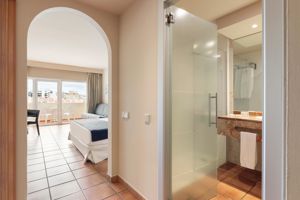 Woonvoorbeeld Familiekamer zwembadzicht