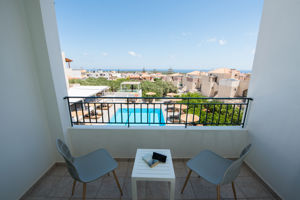 Woonvoorbeeld standaardkamer zwembadzicht