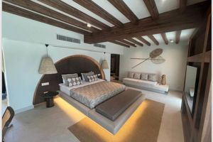 The Norm Collection Door'a