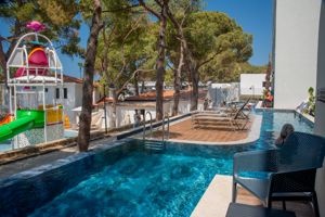 Woonvoorbeeld hoofdgebouw swim-up kamer