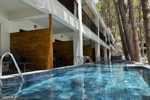 Woonvoorbeeld clubswim-up kamer