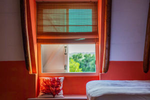 Woonvoorbeeld Coral Red Room met zeezicht