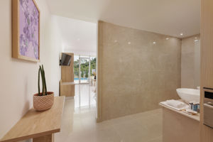 Woonvoorbeeld standaardkamer zeezicht met gedeeld zwembad