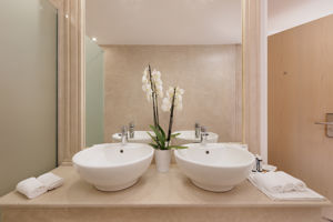 Woonvoorbeeld standaardkamer zeezicht met gedeeld zwembad