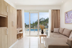 Woonvoorbeeld standaardkamer zeezicht met gedeeld zwembad