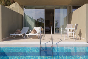 Woonvoorbeeld standaardkamer zeezicht met gedeeld zwembad