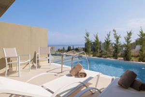 Woonvoorbeeld standaardkamer zeezicht met gedeeld zwembad