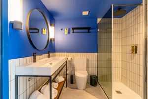 Woonvoorbeeld studio met zwembadzicht