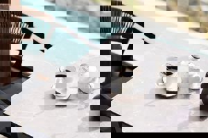 Woonvoorbeeld junior suite met zwembadzicht