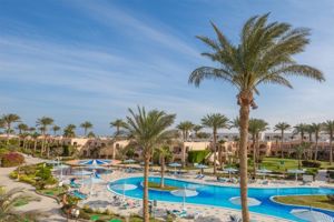 Woonvoorbeeld standaardkamer zwembadzicht