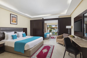 Woonvoorbeeld Familiekamer Standaard Zwembadzicht (of Tuinzicht)