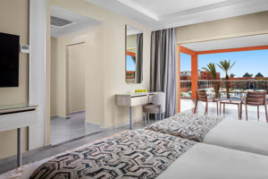 Woonvoorbeeld 2-persoonskamer Deluxe Zwembadzicht of Familiekamer Connection Zwembadzicht