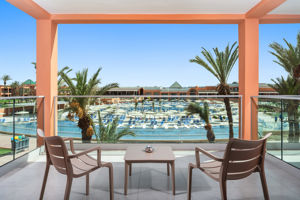 Woonvoorbeeld 2-persoonskamer Deluxe Zwembadzicht of Familiekamer Connection Zwembadzicht